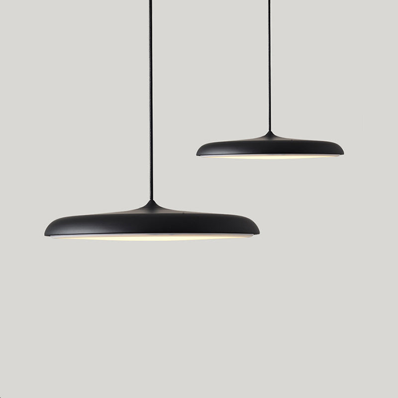 "Lampe suspendue LED moderne, design épuré, métal, couleurs variées, idéale pour salle à manger élégante."