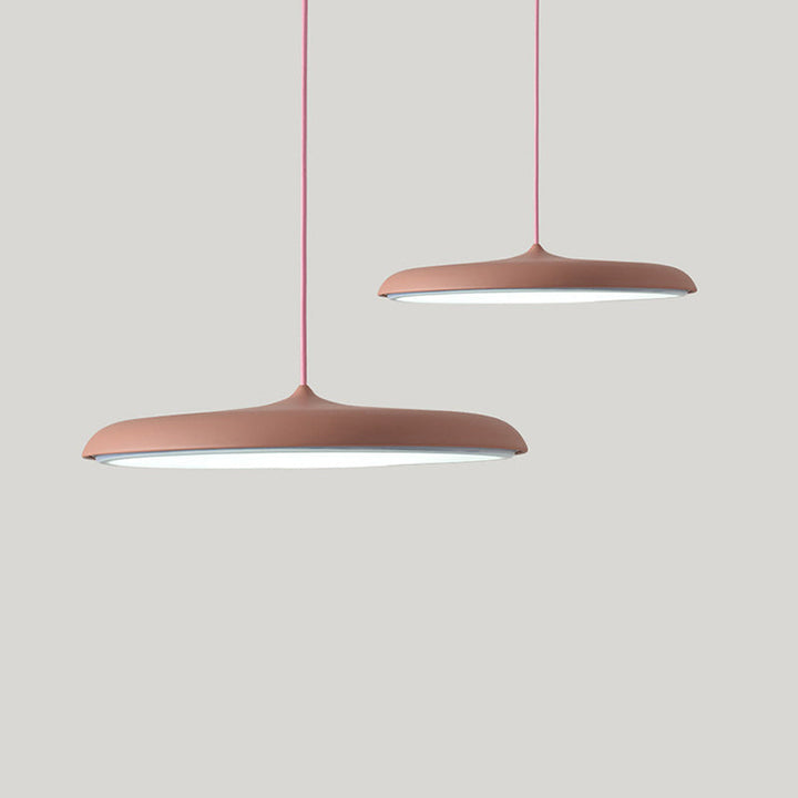 "Lampe suspendue LED moderne, design épuré, métal, couleurs variées, idéale pour salle à manger élégante."