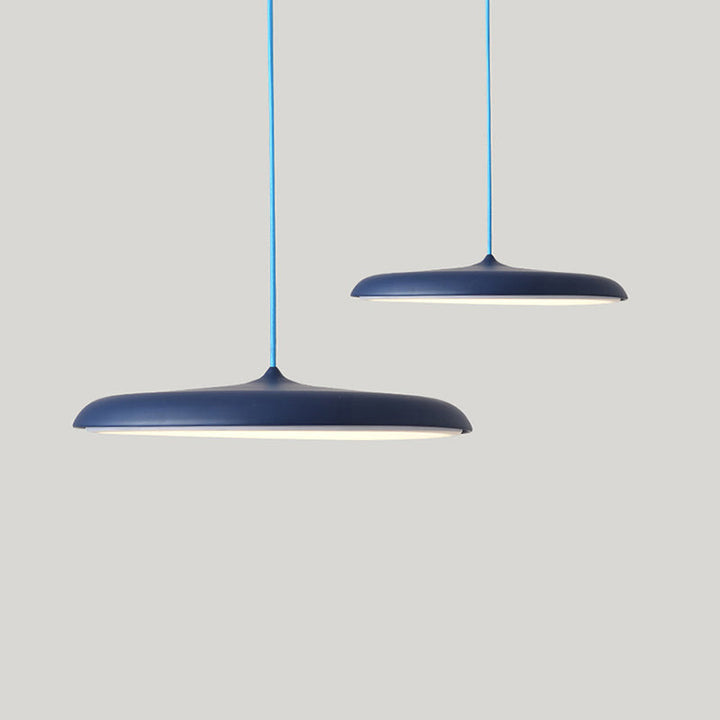 "Lampe suspendue LED moderne, design épuré, métal, couleurs variées, idéale pour salle à manger élégante."