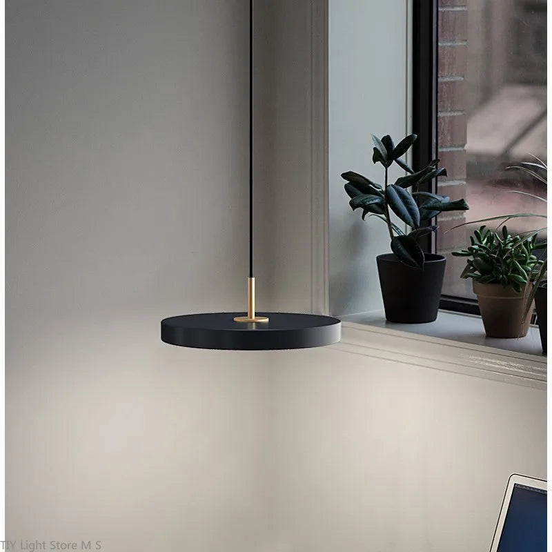 "Lampe suspendue moderne minimaliste, design scandinave, noir, blanc, bleu, métal et verre pour intérieur élégant."