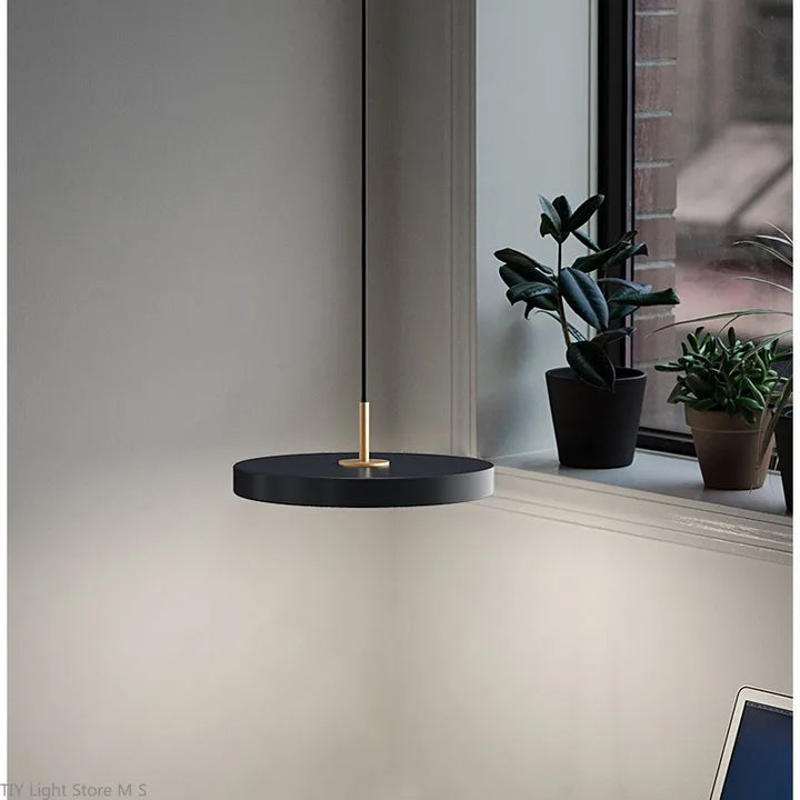 "Lampe suspendue moderne minimaliste, design scandinave, noir, blanc, bleu, métal et verre pour intérieur élégant."