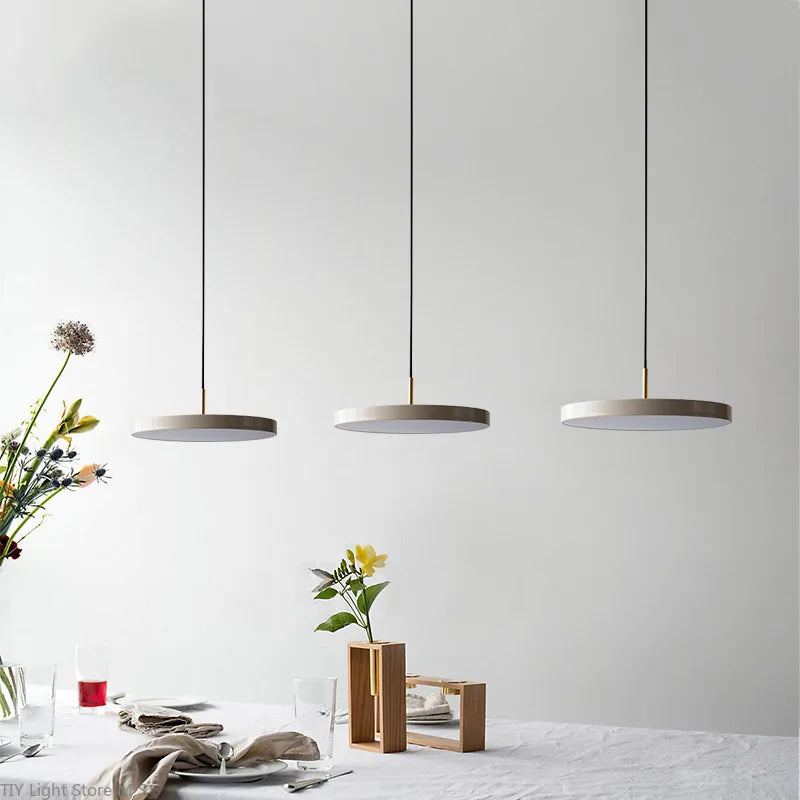 "Lampe suspendue moderne minimaliste, design scandinave, noir, blanc, bleu, métal et verre pour intérieur élégant."