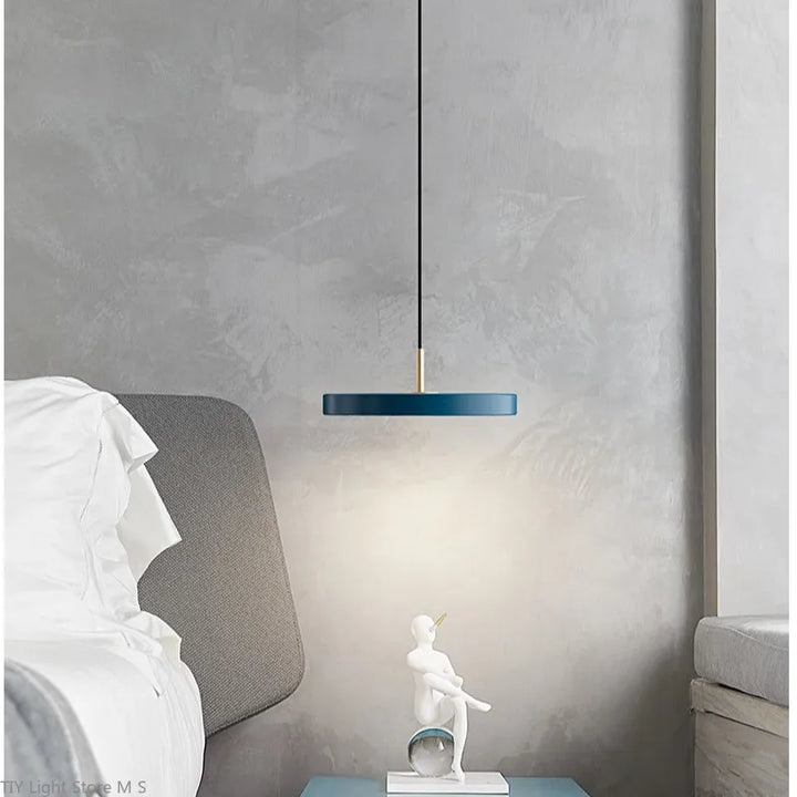 "Lampe suspendue moderne minimaliste, design scandinave, noir, blanc, bleu, métal et verre pour intérieur élégant."