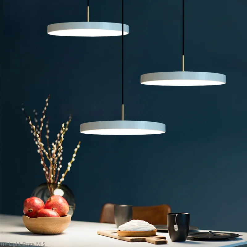 "Lampe suspendue moderne minimaliste, design scandinave, noir, blanc, bleu, métal et verre pour intérieur élégant."