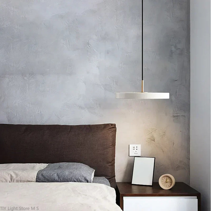 "Lampe suspendue moderne minimaliste, design scandinave, noir, blanc, bleu, métal et verre pour intérieur élégant."