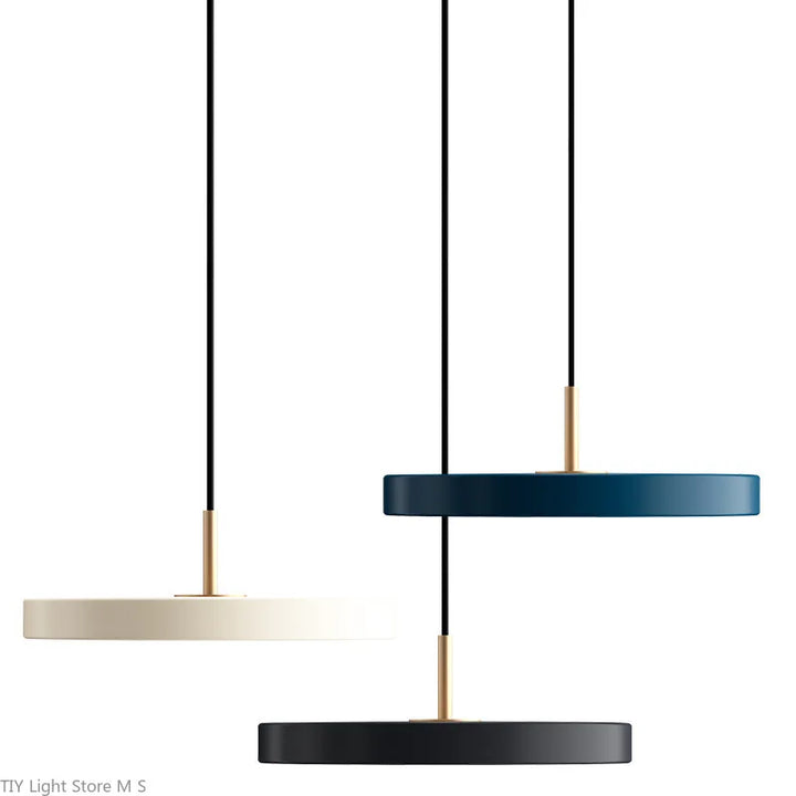 "Lampe suspendue moderne minimaliste, design scandinave, noir, blanc, bleu, métal et verre pour intérieur élégant."