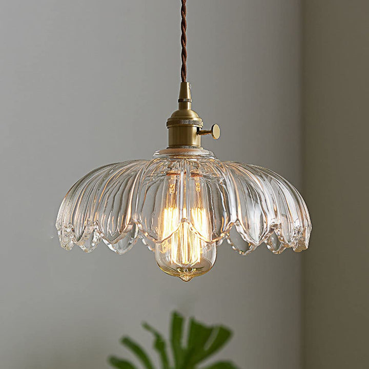 Lampe suspendue vintage en verre et cuivre.  Design romantique, lumière douce et tamisée.  Diamètre 25cm.