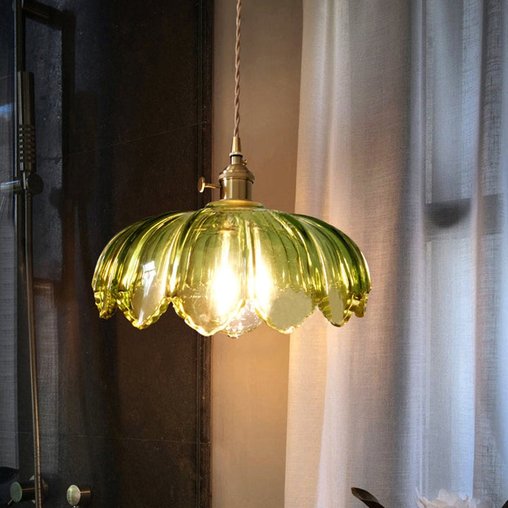 Lampe suspendue vintage en verre et cuivre.  Design romantique, lumière douce et tamisée.  Diamètre 25cm.