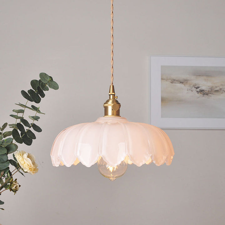 Lampe suspendue vintage en verre et cuivre.  Design romantique, lumière douce et tamisée.  Diamètre 25cm.