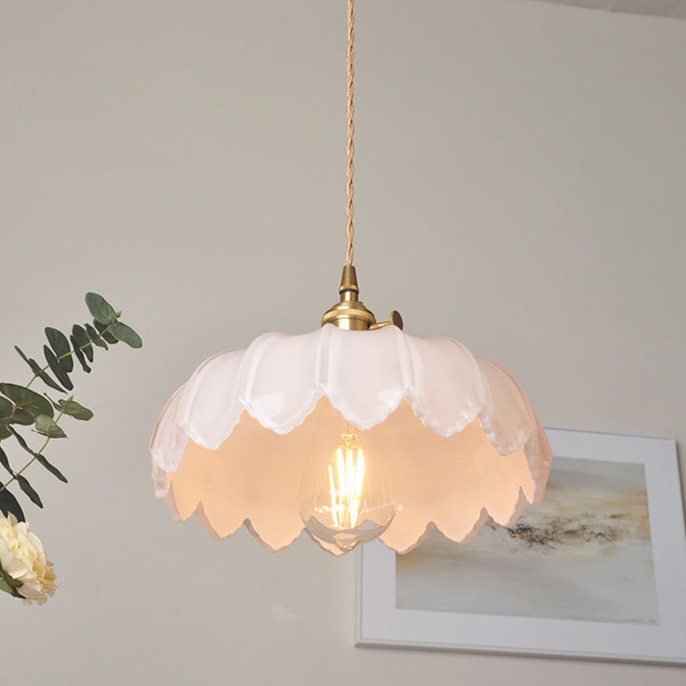 Lampe suspendue vintage en verre et cuivre.  Design romantique, lumière douce et tamisée.  Diamètre 25cm.