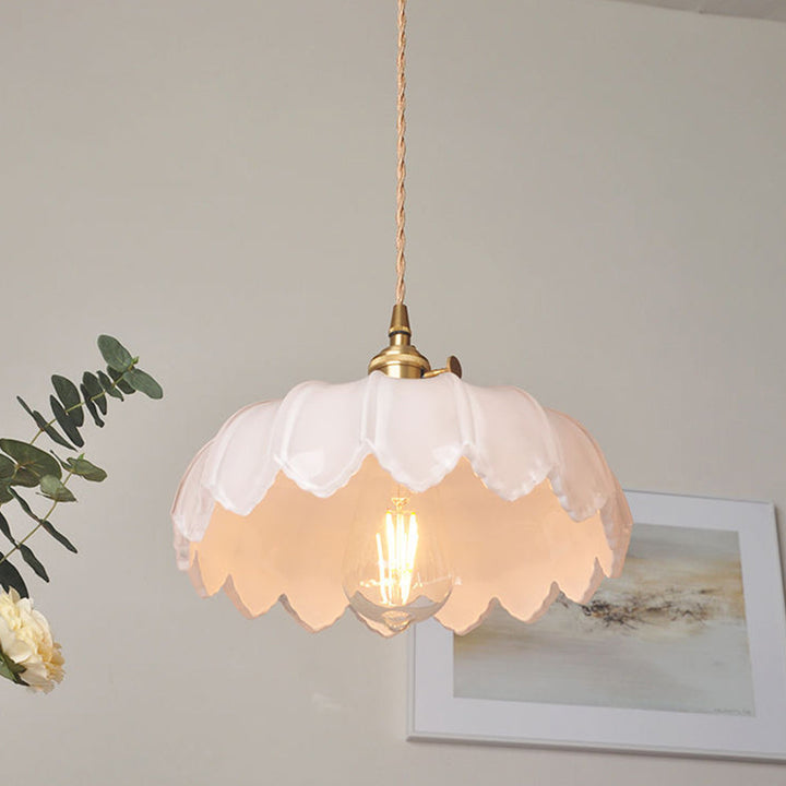 Lampe suspendue vintage en verre et cuivre.  Design romantique, lumière douce et tamisée.  Diamètre 25cm.