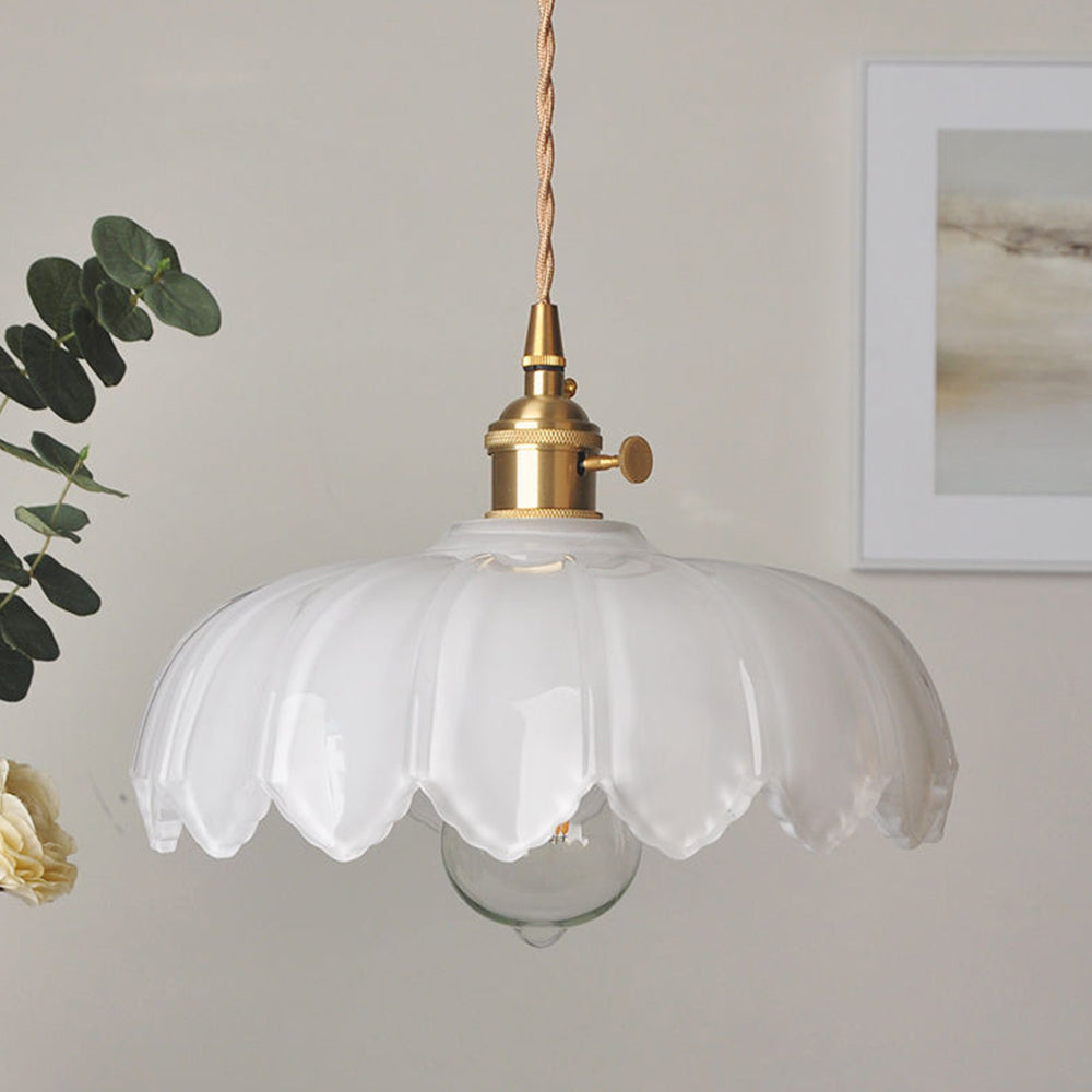 Lampe suspendue vintage en verre et cuivre.  Design romantique, lumière douce et tamisée.  Diamètre 25cm.