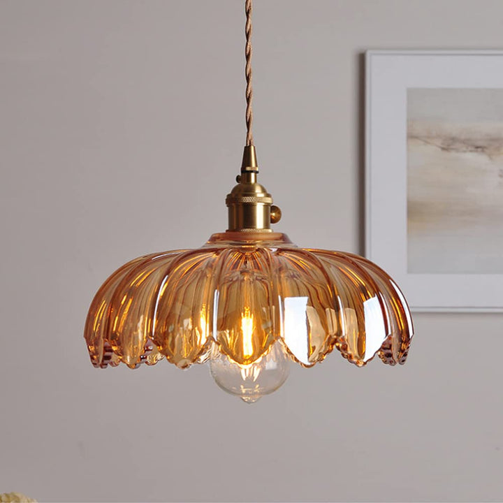 Lampe suspendue vintage en verre et cuivre.  Design romantique, lumière douce et tamisée.  Diamètre 25cm.