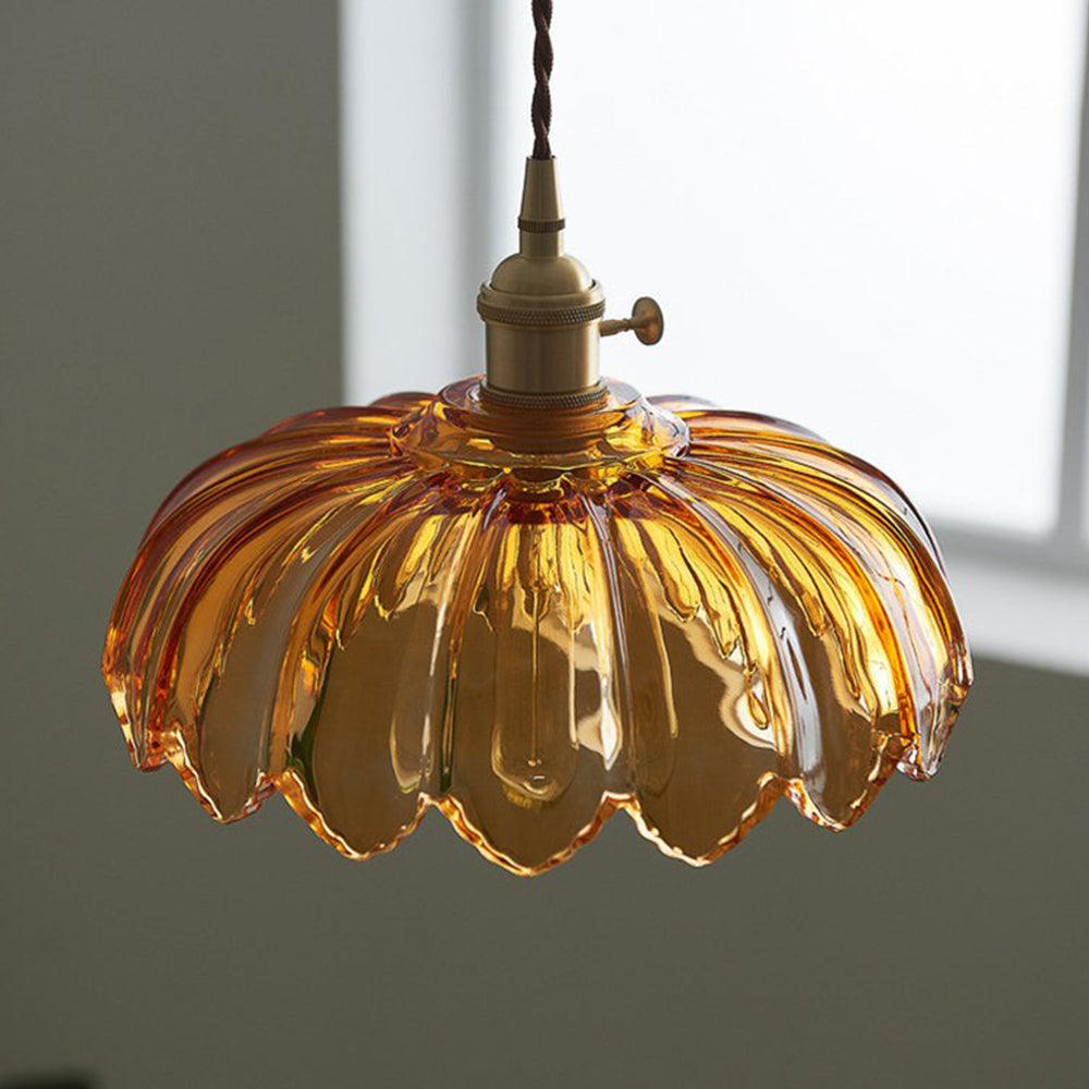 Lampe suspendue vintage en verre et cuivre.  Design romantique, lumière douce et tamisée.  Diamètre 25cm.