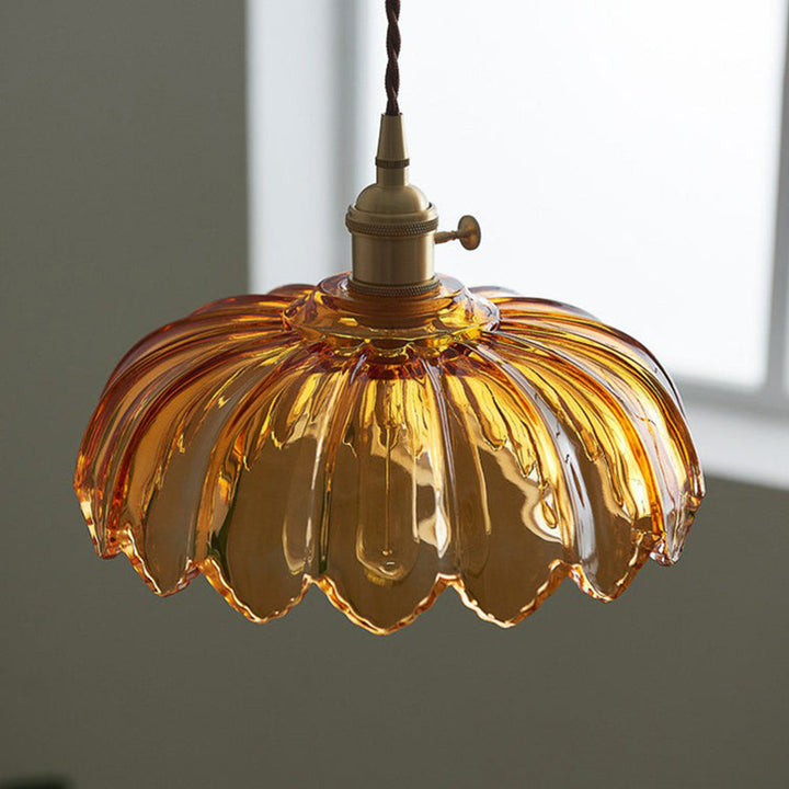 Lampe suspendue vintage en verre et cuivre.  Design romantique, lumière douce et tamisée.  Diamètre 25cm.