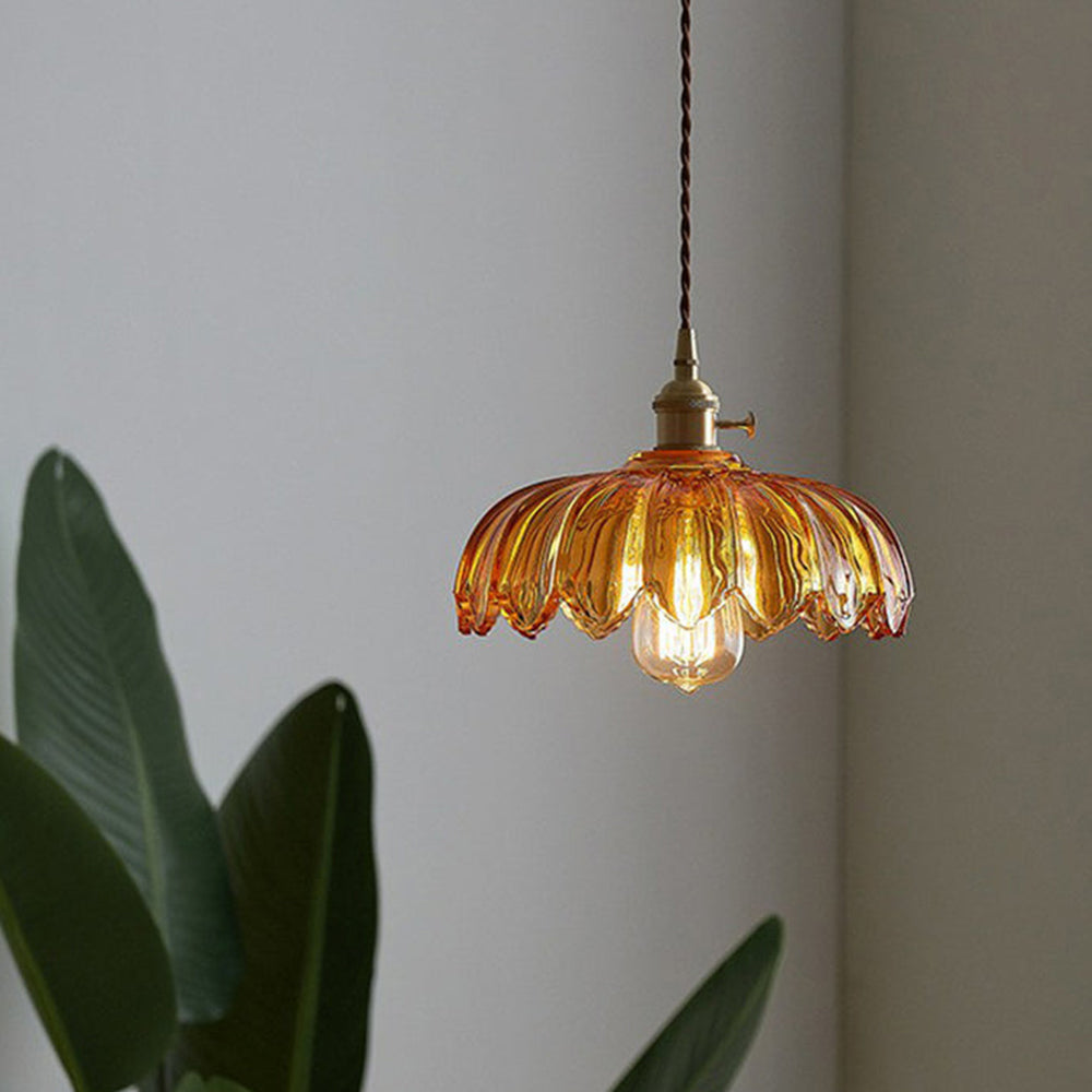 Lampe suspendue vintage en verre et cuivre.  Design romantique, lumière douce et tamisée.  Diamètre 25cm.