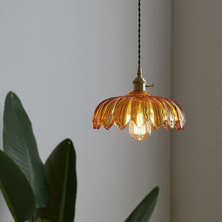 Lampe suspendue vintage en verre et cuivre.  Design romantique, lumière douce et tamisée.  Diamètre 25cm.