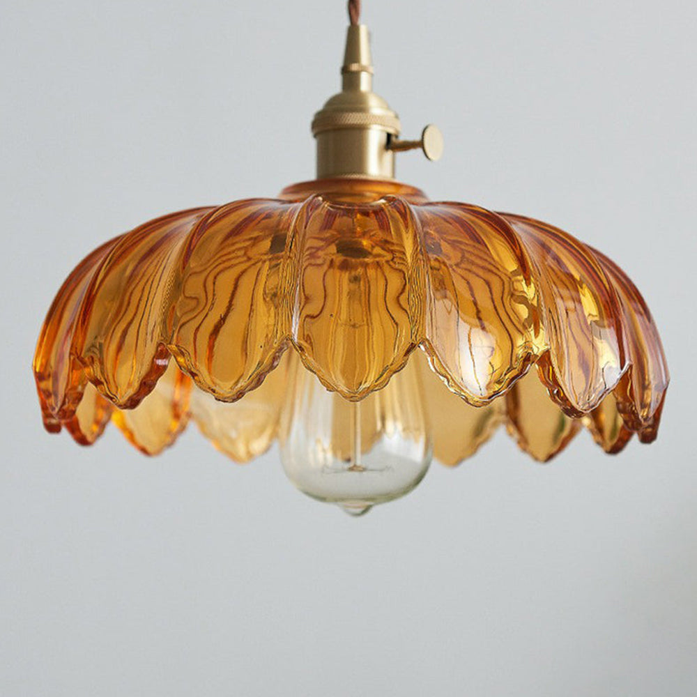 Lampe suspendue vintage en verre et cuivre.  Design romantique, lumière douce et tamisée.  Diamètre 25cm.