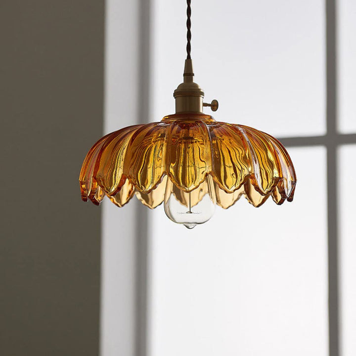 Lampe suspendue vintage en verre et cuivre.  Design romantique, lumière douce et tamisée.  Diamètre 25cm.