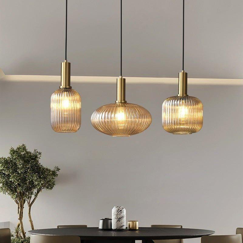 Lampe suspendue vintage, verre coloré, style rétro. Déco élégante et chaleureuse.