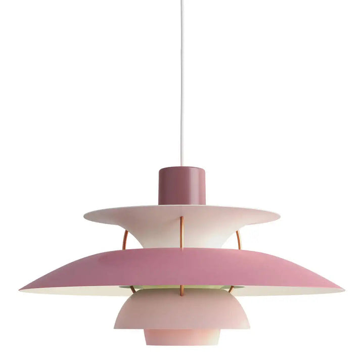 Lampe suspension design nordique. Luminaire élégant et moderne pour salon, salle à manger ou chambre.