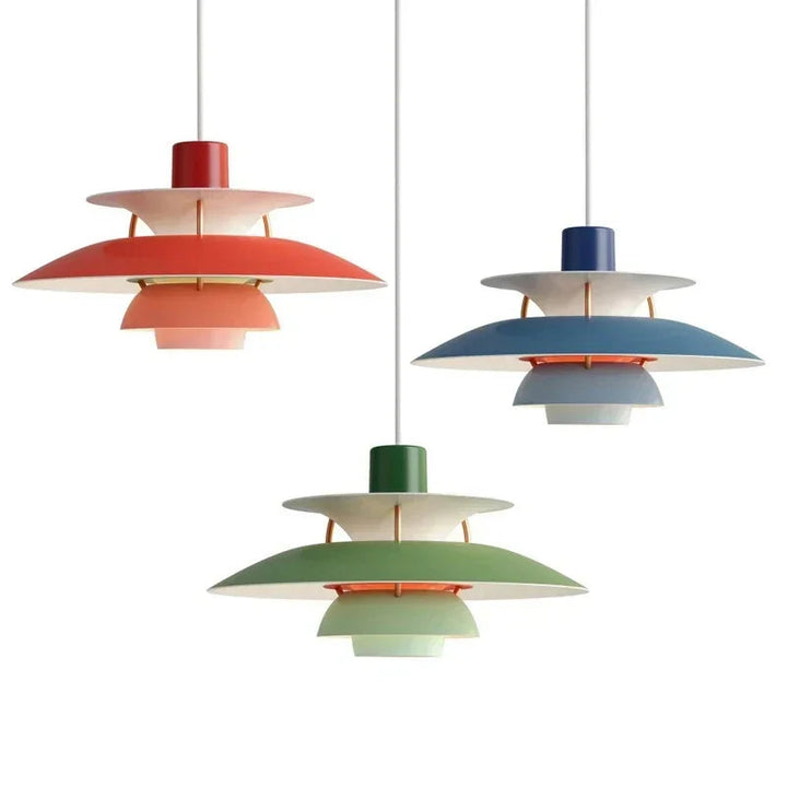 Lampe suspension design nordique. Luminaire élégant et moderne pour salon, salle à manger ou chambre.
