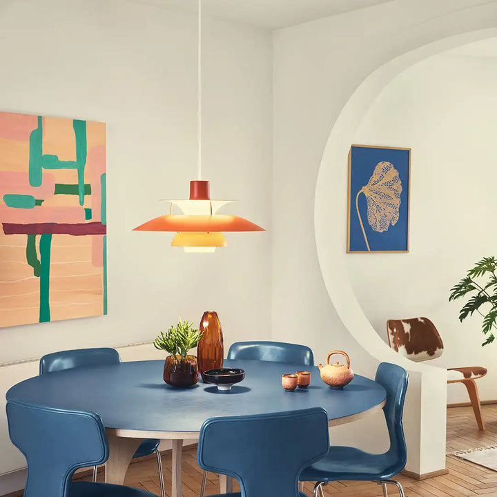 Lampe suspension design nordique. Luminaire élégant et moderne pour salon, salle à manger ou chambre.