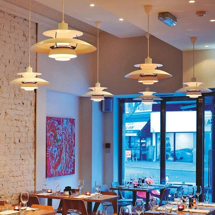 Lampe suspension design nordique. Luminaire élégant et moderne pour salon, salle à manger ou chambre.