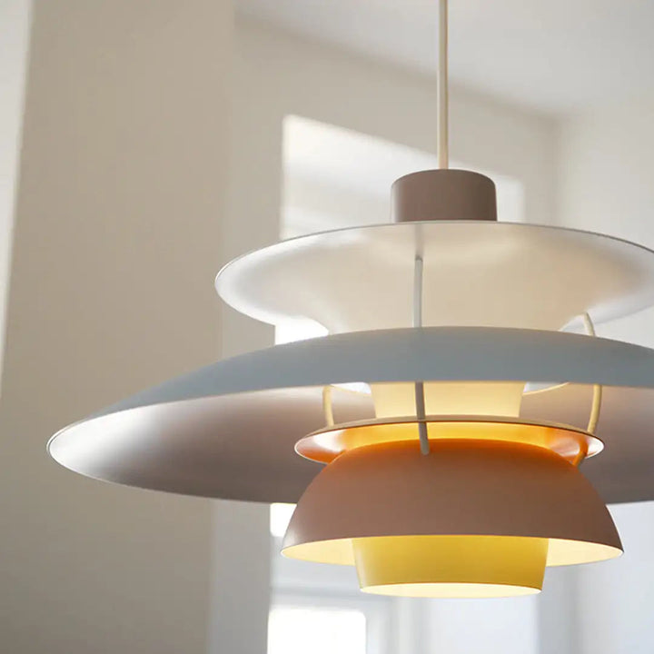 Lampe suspension design nordique. Luminaire élégant et moderne pour salon, salle à manger ou chambre.