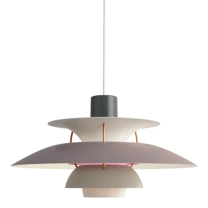 Lampe suspension design nordique. Luminaire élégant et moderne pour salon, salle à manger ou chambre.