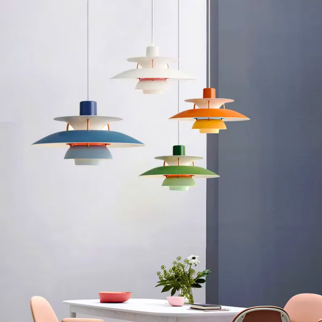 Lampe suspension moderne effet soucoupe volante, couleurs variées, design scandinave, éclairage doux et élégant.
