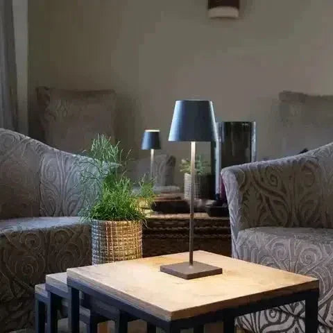 Lampe table sans fil rechargeable, design nordique moderne.  Lumière douce, ambiance chaleureuse.