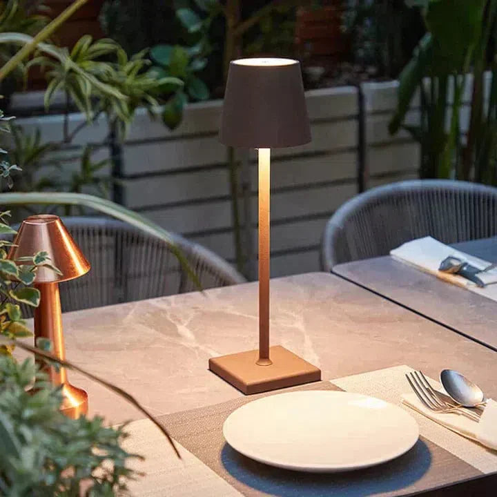 Lampe table sans fil rechargeable, design nordique moderne.  Lumière douce, ambiance chaleureuse.