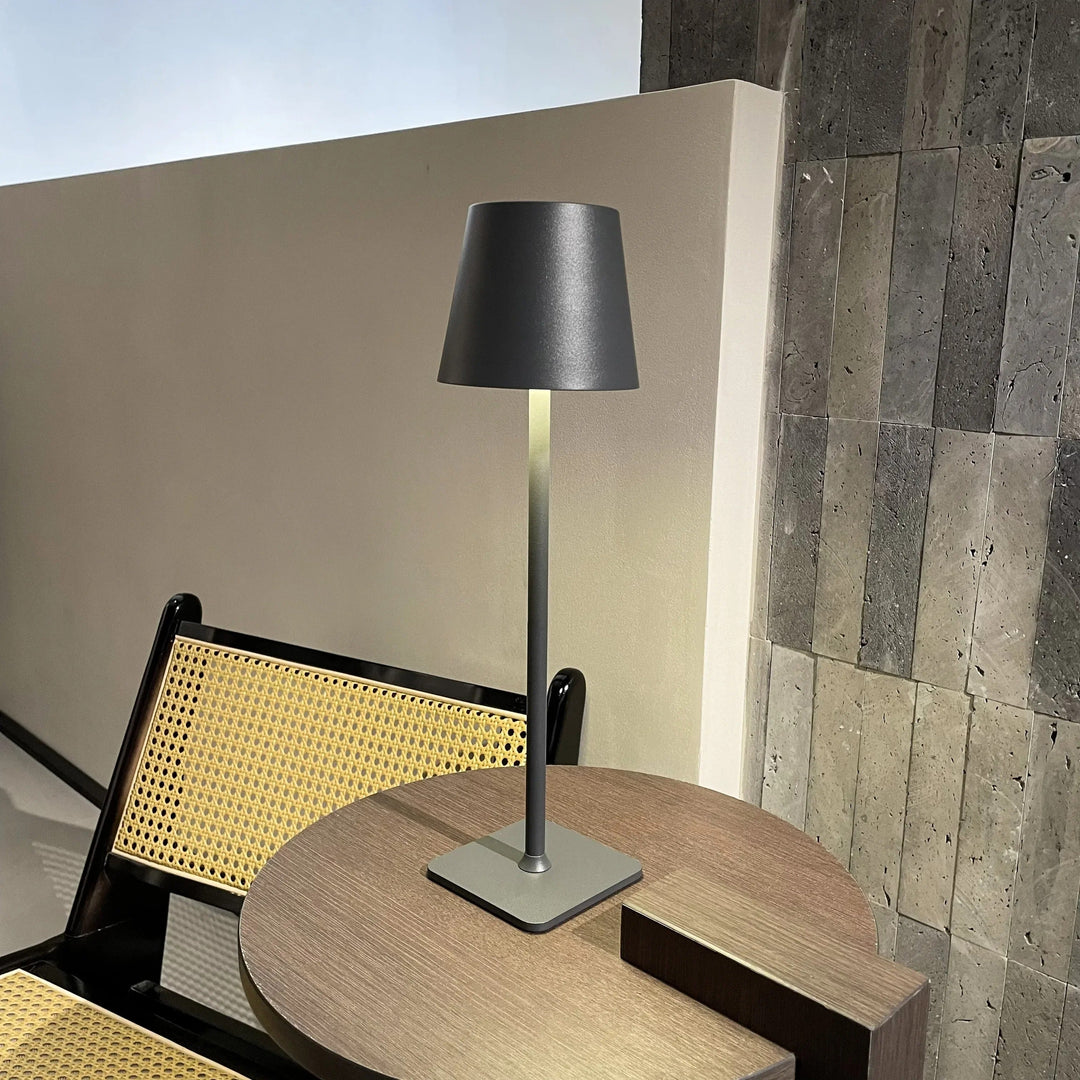 Lampe table sans fil rechargeable, design nordique moderne.  Lumière douce, ambiance chaleureuse.