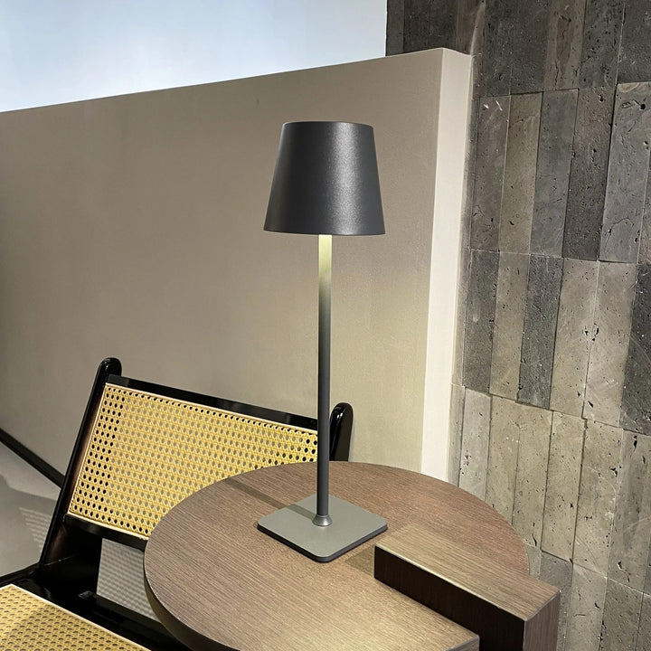 Lampe table sans fil rechargeable, design nordique moderne.  Lumière douce, ambiance chaleureuse.