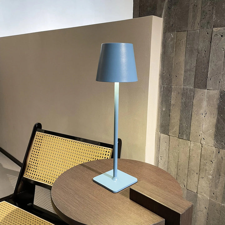 Lampe table sans fil rechargeable, design nordique moderne.  Lumière douce, ambiance chaleureuse.