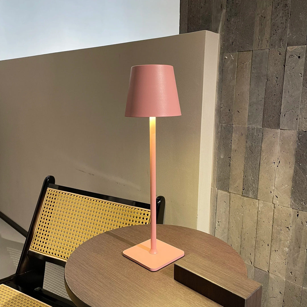 Lampe table sans fil rechargeable, design nordique moderne.  Lumière douce, ambiance chaleureuse.
