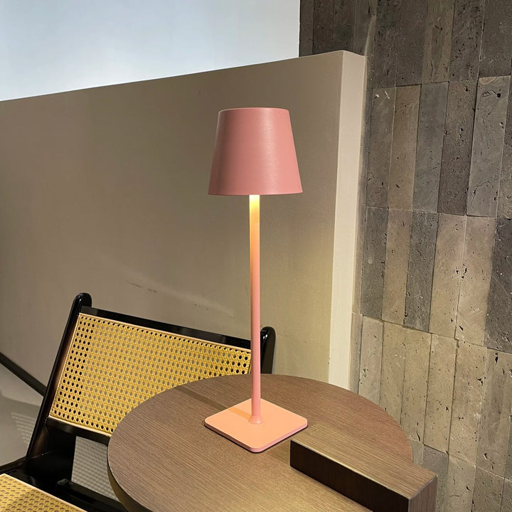 Lampe table sans fil rechargeable, design nordique moderne.  Lumière douce, ambiance chaleureuse.
