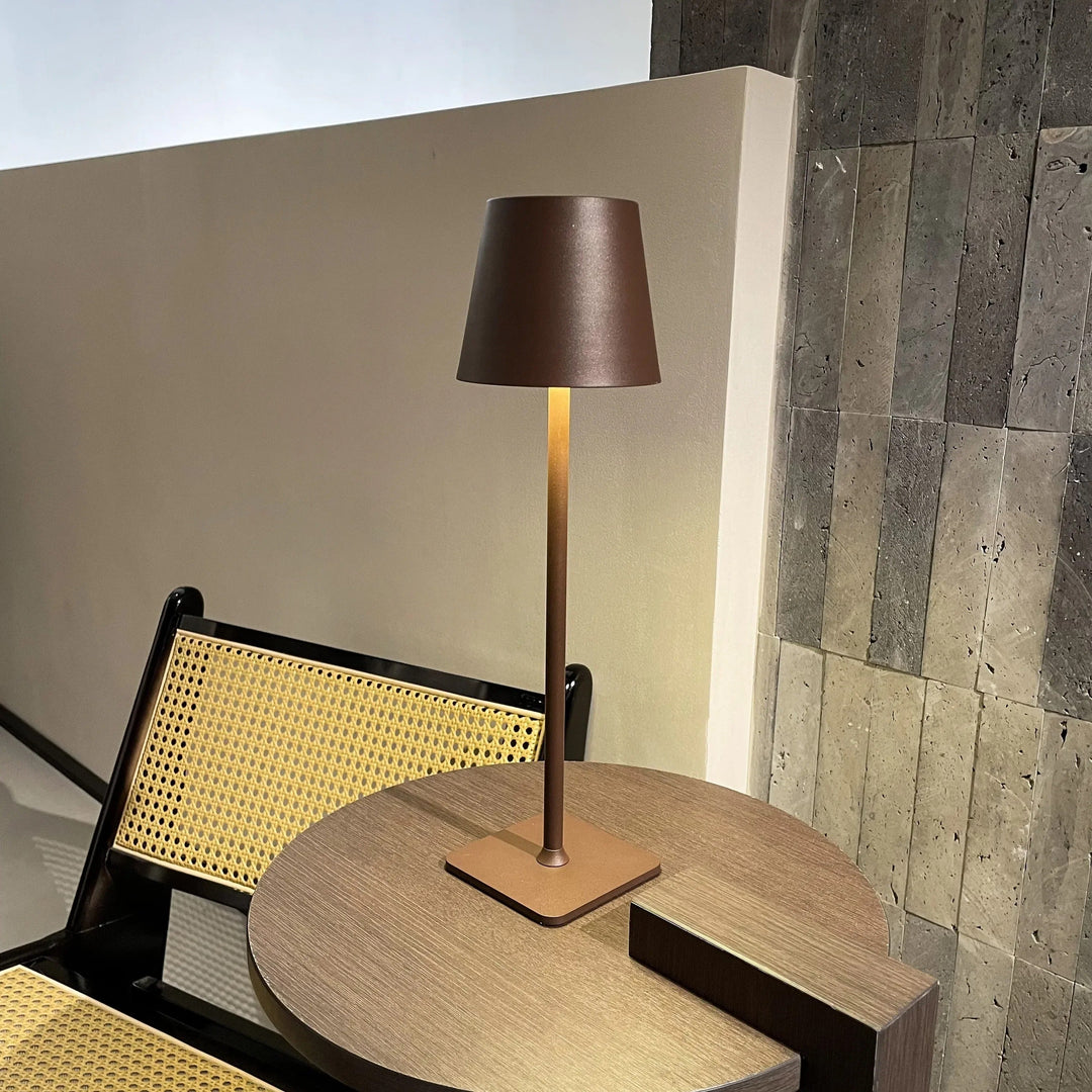 Lampe table sans fil rechargeable, design nordique moderne.  Lumière douce, ambiance chaleureuse.