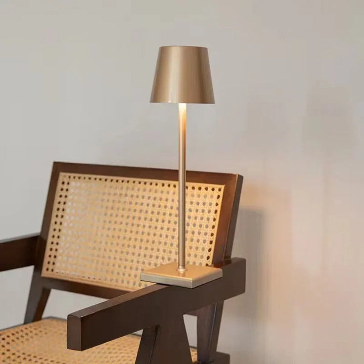 Lampe table sans fil rechargeable, design nordique moderne.  Lumière douce, ambiance chaleureuse.