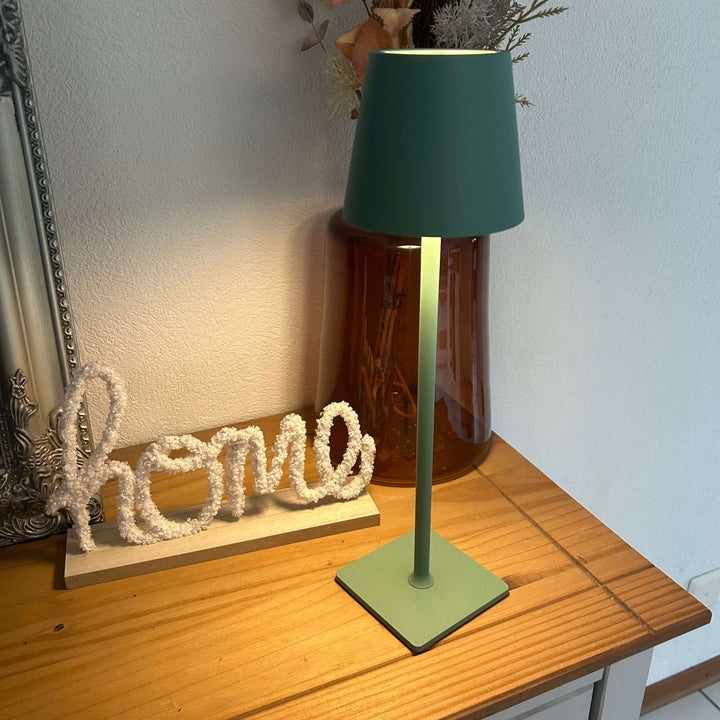 Lampe table sans fil rechargeable, design nordique moderne.  Lumière douce, ambiance chaleureuse.