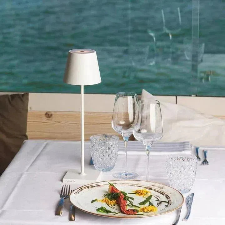 Lampe table sans fil rechargeable, design nordique moderne.  Lumière douce, ambiance chaleureuse.