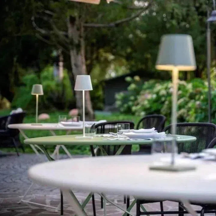 Lampe table sans fil rechargeable, design nordique moderne.  Lumière douce, ambiance chaleureuse.