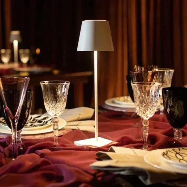 Lampe table sans fil rechargeable, design nordique moderne.  Lumière douce, ambiance chaleureuse.