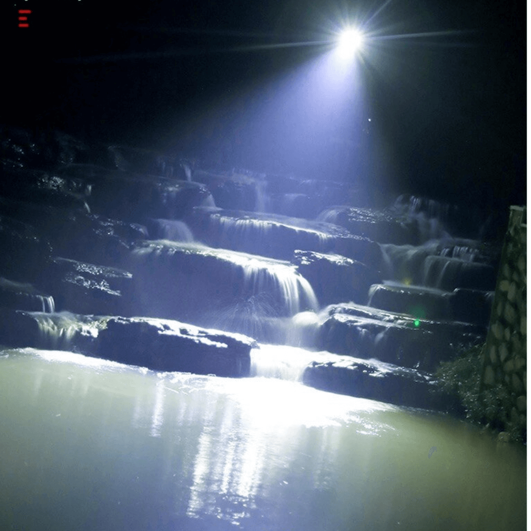 Lampe torche LED rechargeable puissante et étanche.  Lumière intense, idéale pour le camping et les activités extérieures.
