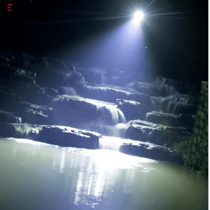Lampe torche LED rechargeable puissante et étanche.  Lumière intense, idéale pour le camping et les activités extérieures.