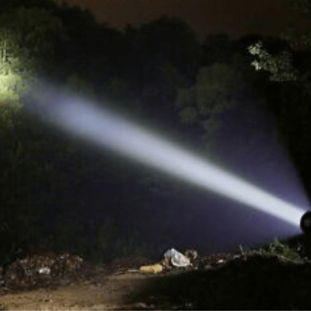 Lampe torche LED rechargeable puissante et étanche.  Lumière intense, idéale pour le camping et les activités extérieures.