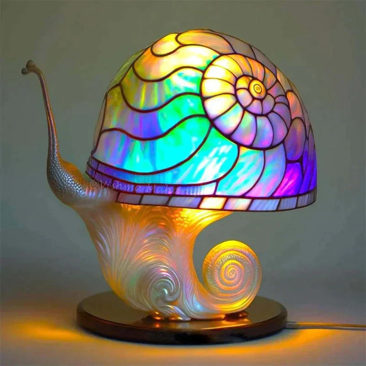 Lampe vitrail décorative, lumière douce et apaisante. Design artistique, ambiance chaleureuse.