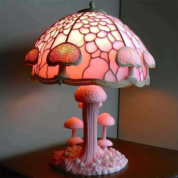 Lampe vitrail décorative, lumière douce et apaisante. Design artistique, ambiance chaleureuse.
