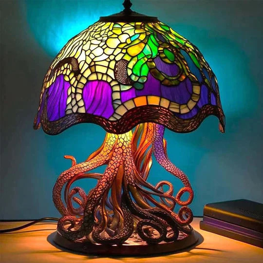 Lampe vitrail décorative, lumière douce et apaisante. Design artistique, ambiance chaleureuse.